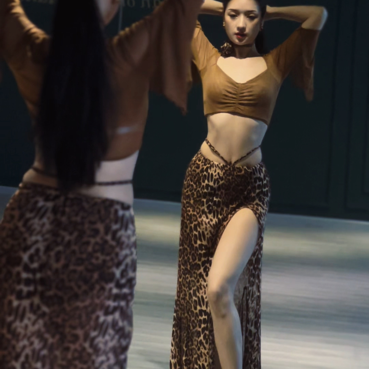 悦梦风璐肚皮舞新款套装演出服班服性感气质练功服豹纹鱼尾裙初学