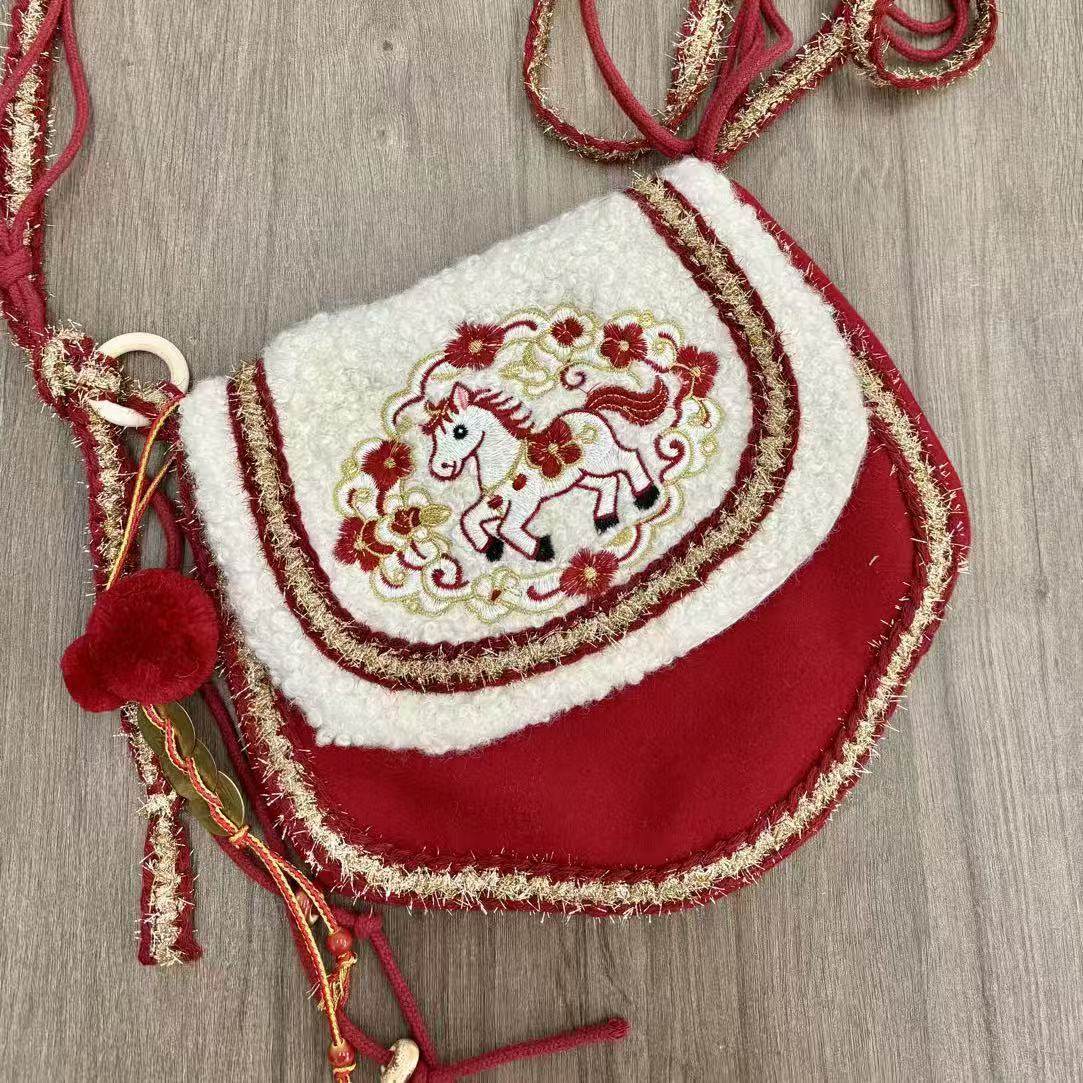 冬季新款小马刺绣斜挎包红色流苏货郎包新年喜庆百搭毛绒单肩女包