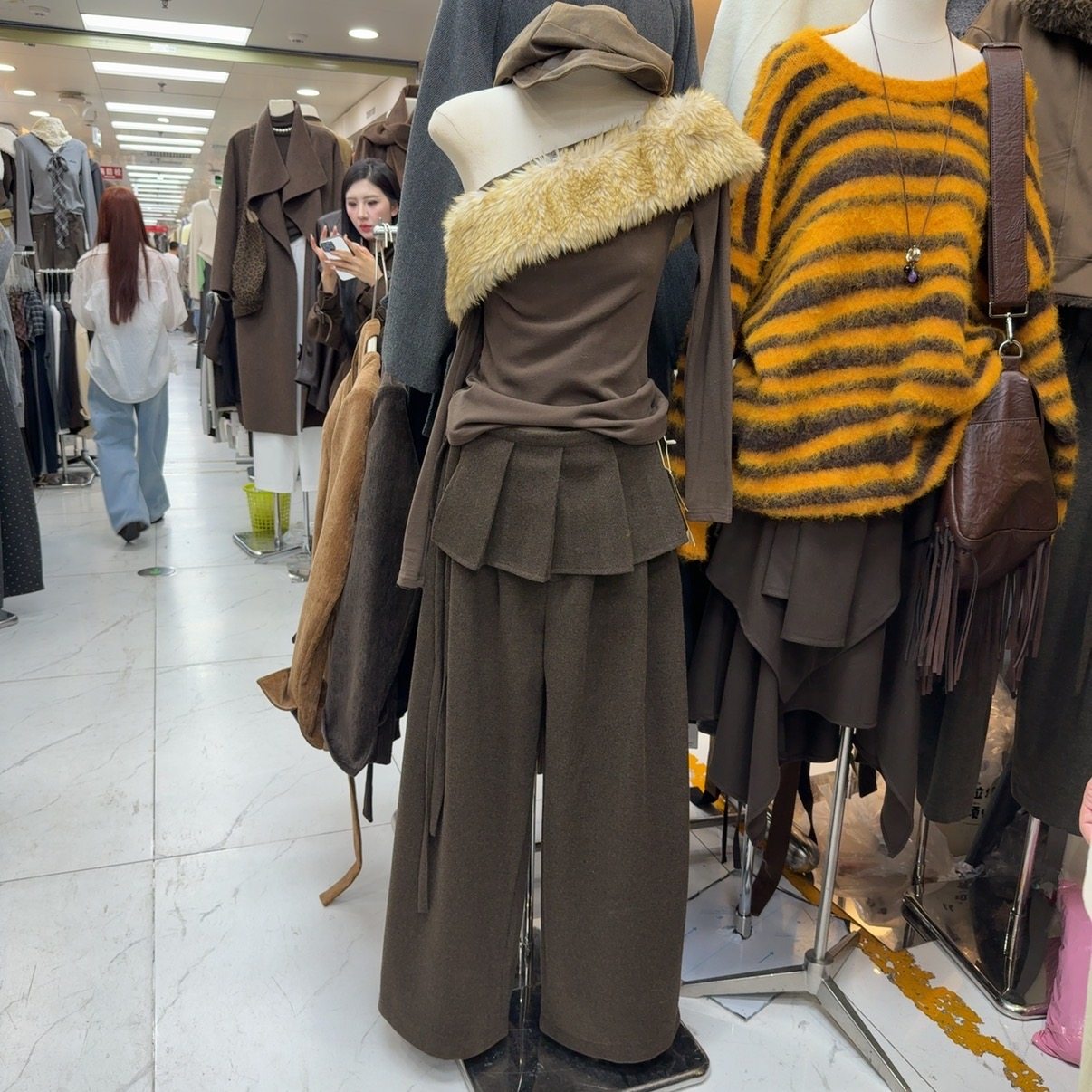 韩版时尚毛毛拼接上衣+阔腿裤