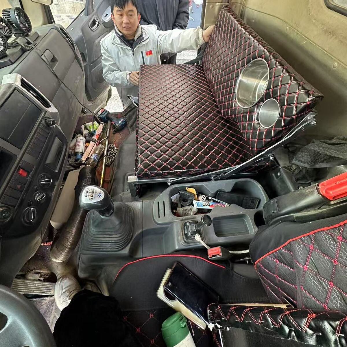 福田奥铃M卡货车翻转卧铺