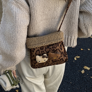 复古超火可爱豹纹斜挎小包包女2025新款时尚水桶包卡通毛绒手机包