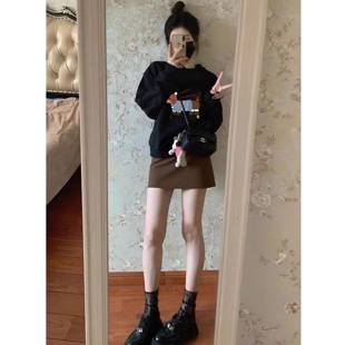 超好看的韩版加绒短款卫衣女秋冬款黑色小狗印花长袖正肩圆领上衣