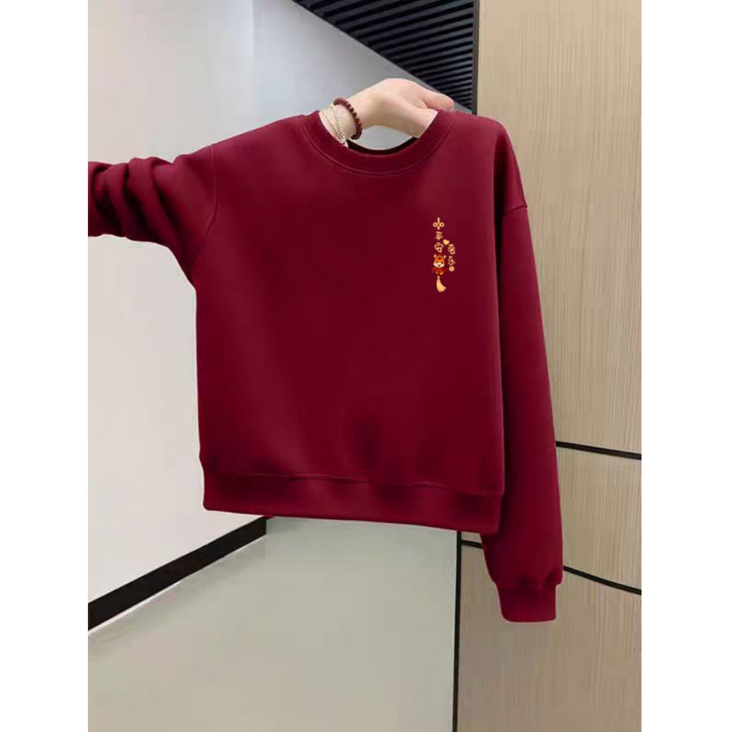 冬季本命年酒红色圆领短款卫衣女秋冬季新款加绒加厚宽松保暖上衣