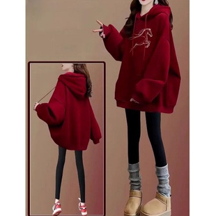 2026马年本命年衣服冬季加绒加厚酒红色连帽卫衣女款宽松大码上衣