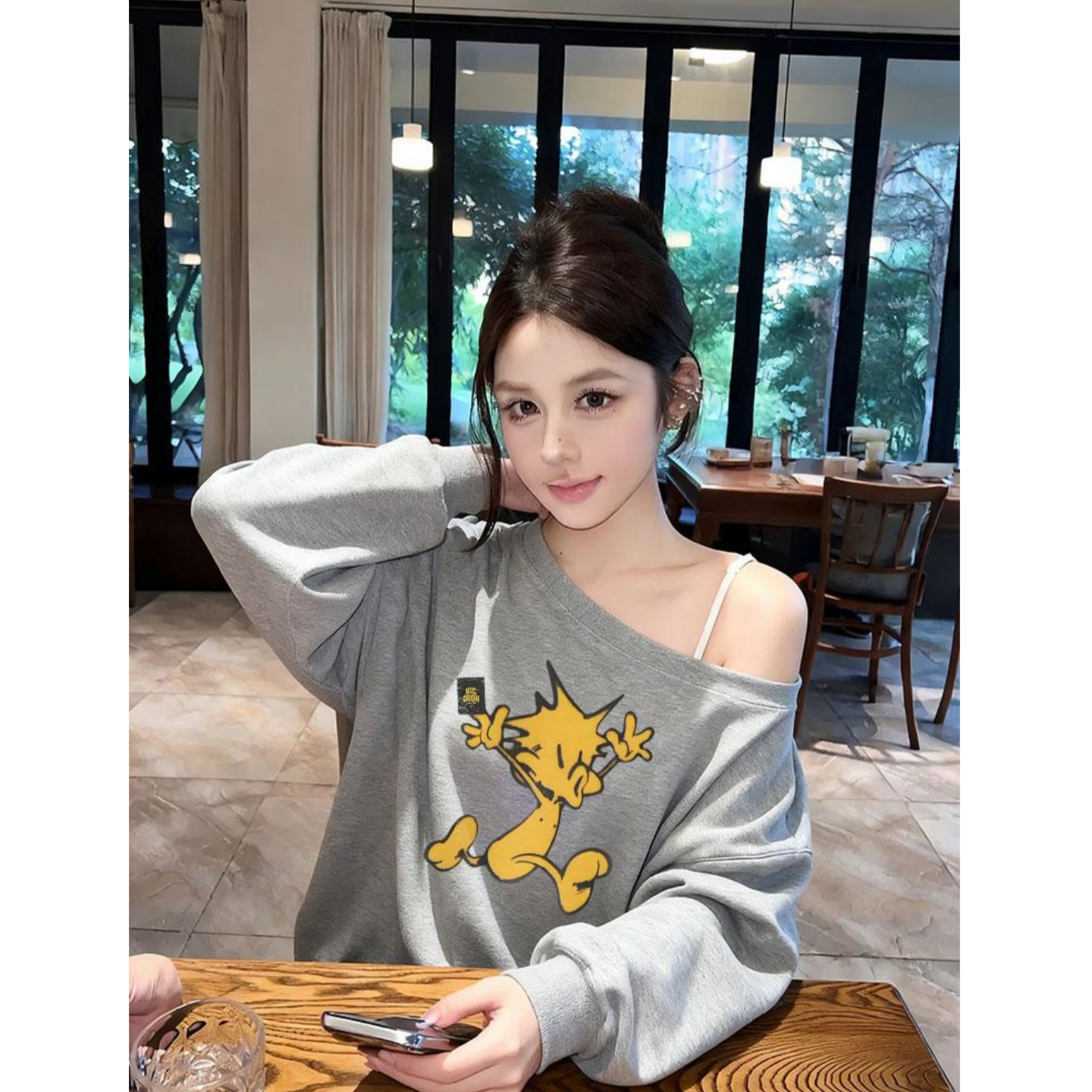 灰色印花斜领卫衣女2025新款独特绝美巨好看韩系露肩休闲甜辣上衣