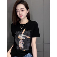 欧货高端正肩短袖女t恤夏季2025新款设计感小众显瘦黑色印花上衣