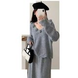 韩系设计感立体花朵毛衣女秋冬V领慵懒风宽松减龄针织衫两件套裙，女装运动套装，岚润乐美服饰