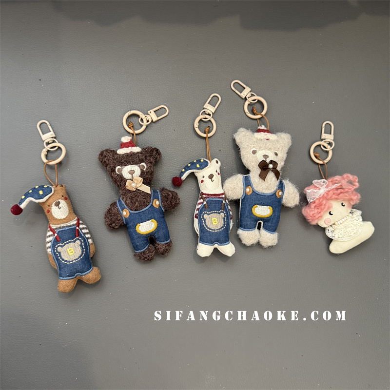 背带裤小熊可爱初秋毛绒可爱乖巧表演玩偶车钥匙扣挂件包手机链条