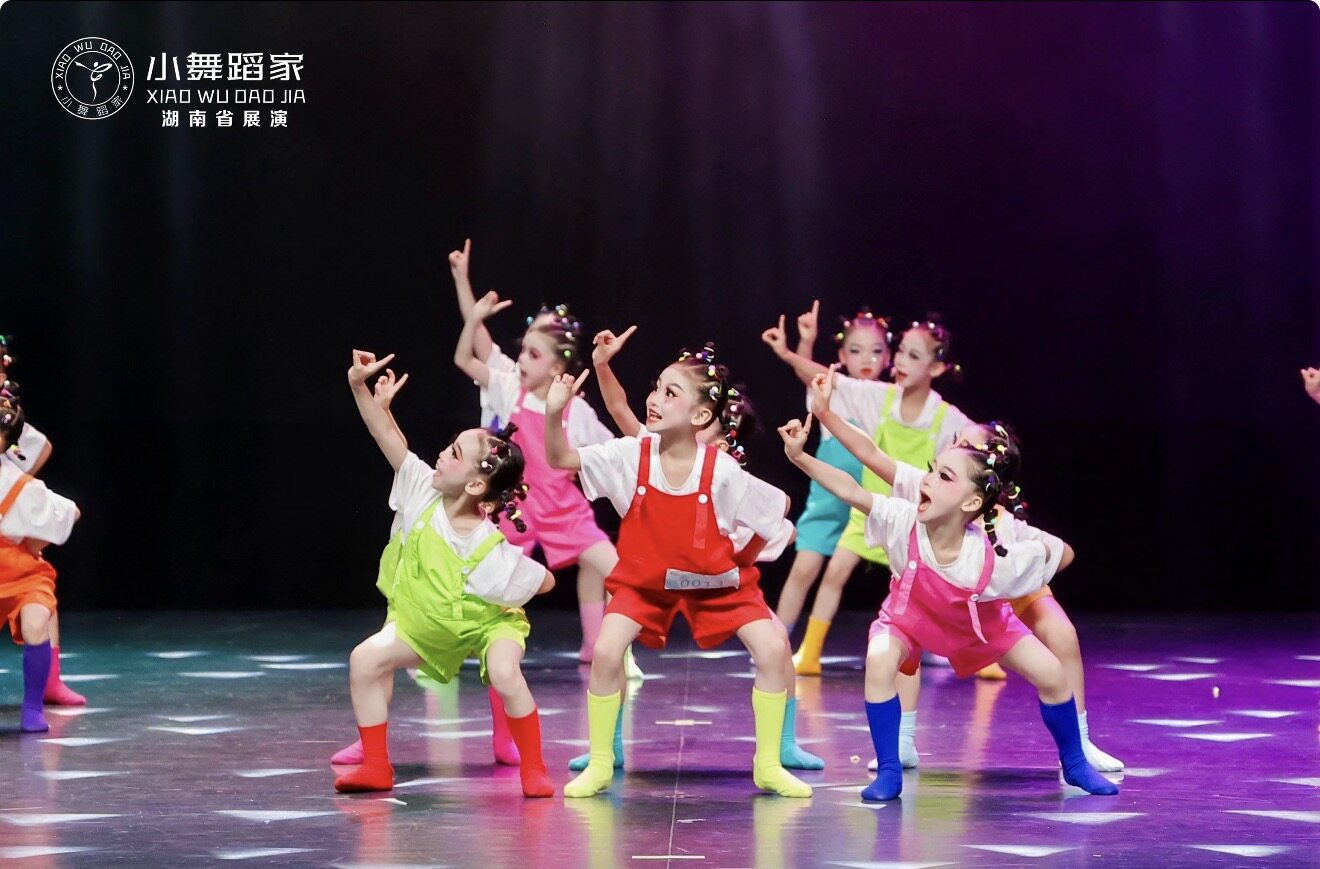 跳跳糖演出服六一儿童彩色背带裤运动会幼儿园糖果表演合唱啦啦队