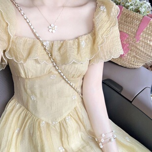 YueJuXing【记忆的小黄花】法式方领木耳边短袖刺绣连衣裙女夏潮