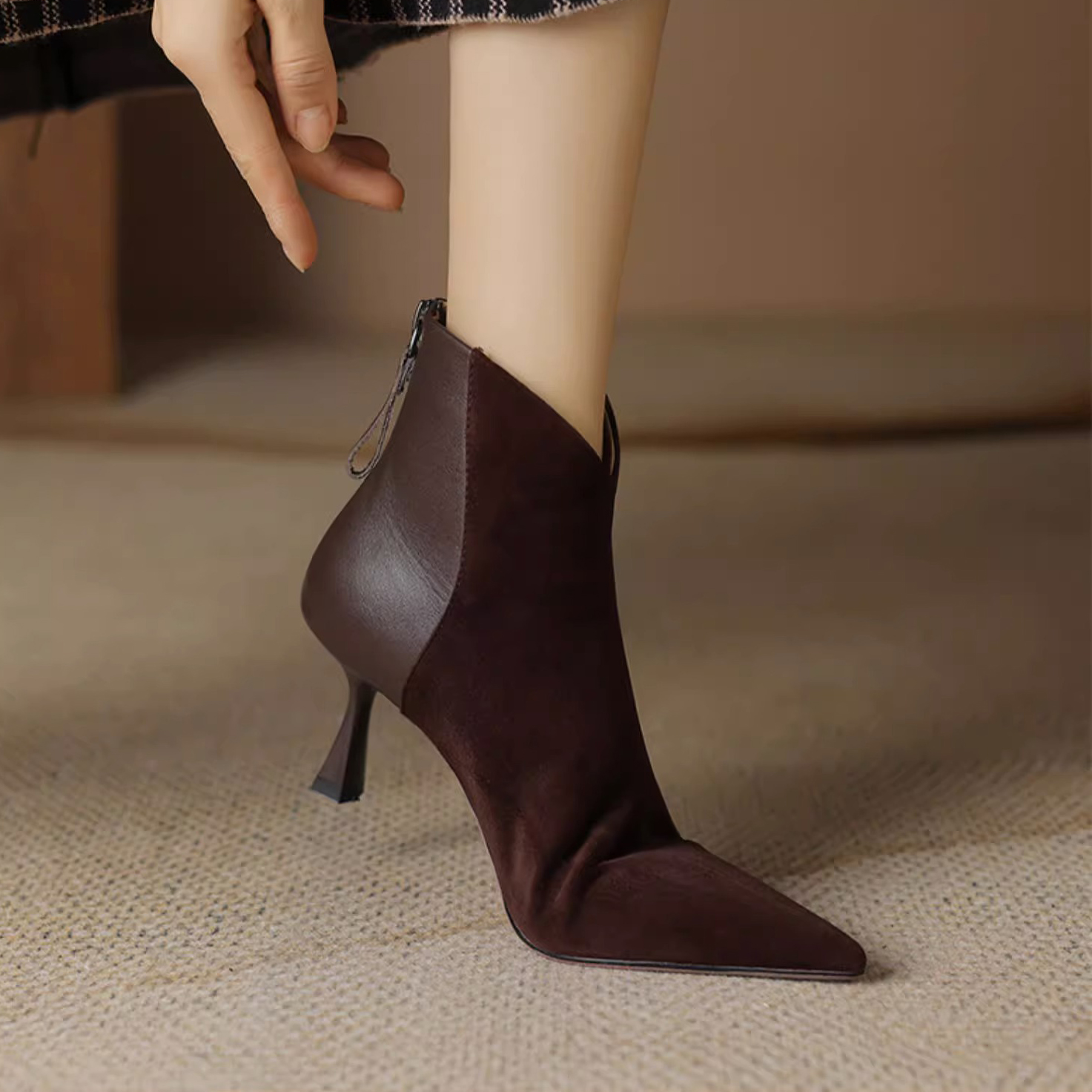 细跟绒面尖头气质高跟拼接短靴