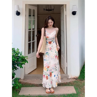 温柔风白底彩花吊带长裙 海边出游V领收褶修身碎花连衣裙小个子