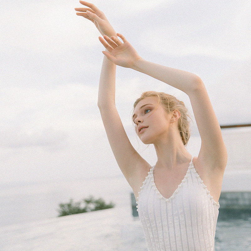 jinxueer正品白色泳衣女保守连体裙式修身显瘦露背遮肚度假游泳衣