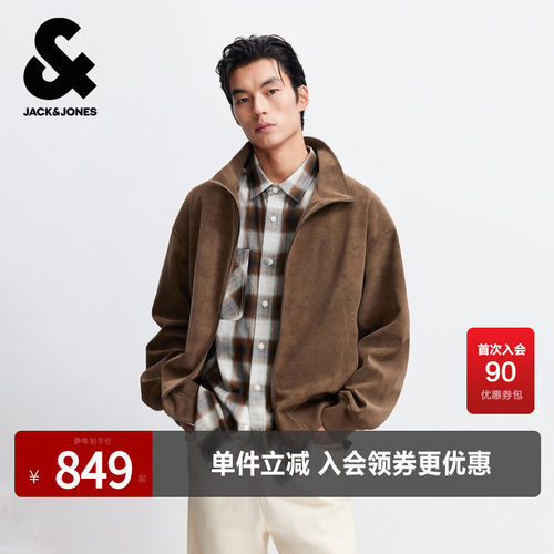 胸前立体Logo刺绣装饰，背后立体字母钢印
