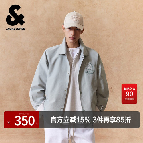 略宽松版型；翻领领型；按扣，字母图案；