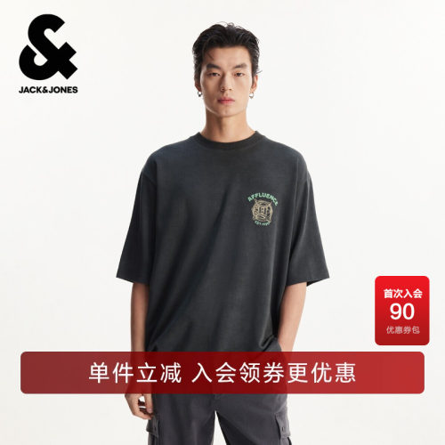 略宽松版型；圆领领型；刺绣字母图腾；
