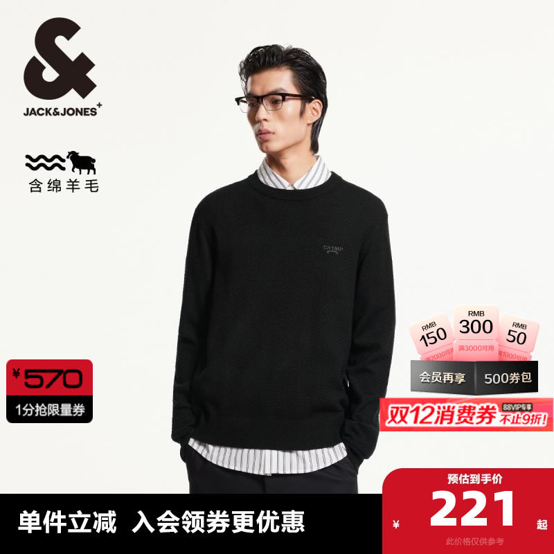 常规版型；圆领领型；刺绣logo；领后装饰