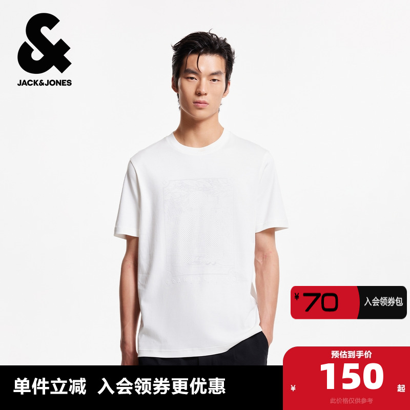 常规版型，罗纹圆领，胸前LOGO植绒印花