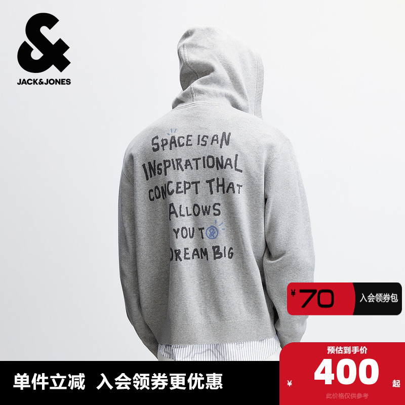 袋鼠兜装饰，背后字母针织提花及刺绣装饰