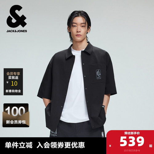 宽松版型，翻领领型，按扣门襟