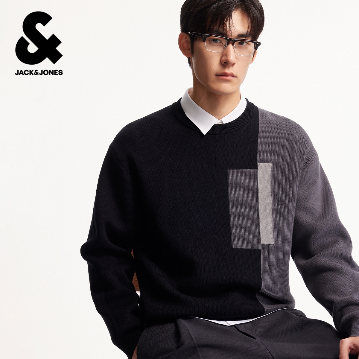 宽松版型，圆领领型，衣身个性撞色拼接设计