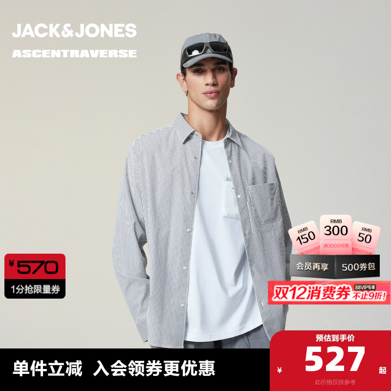 宽松版型，翻领领口，衣身条纹设计，