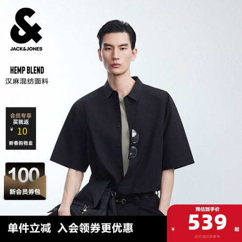 宽松版型，翻领领型，纽扣门襟