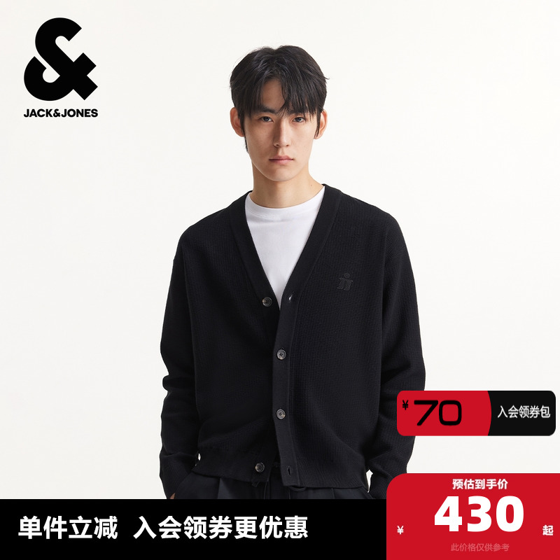 宽松版型；V领领型；四粒扣纽扣门襟；