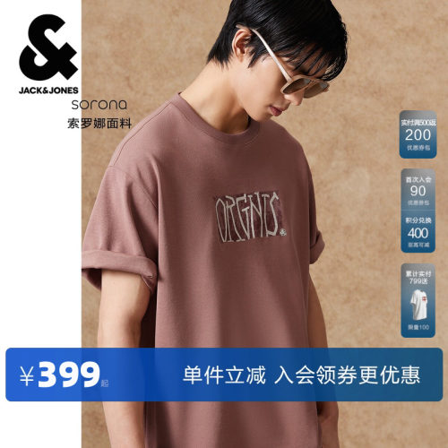 略宽松版型；圆领领型；胸前刺绣字母
