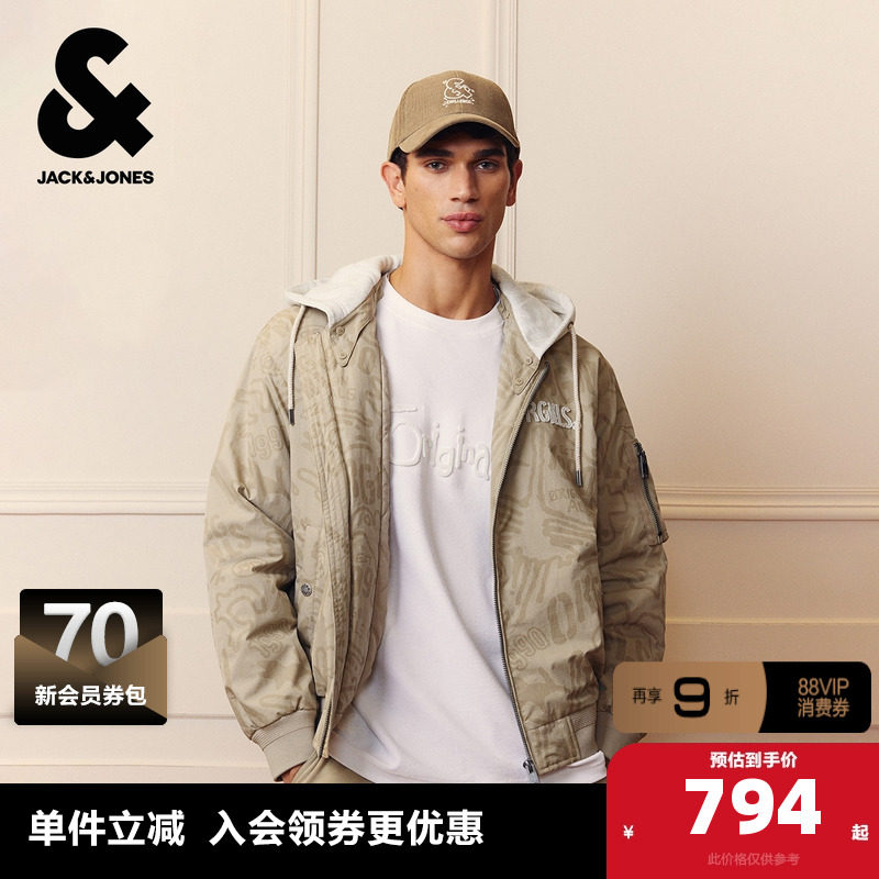 略宽松版型；抽绳连帽；胸前刺绣logo