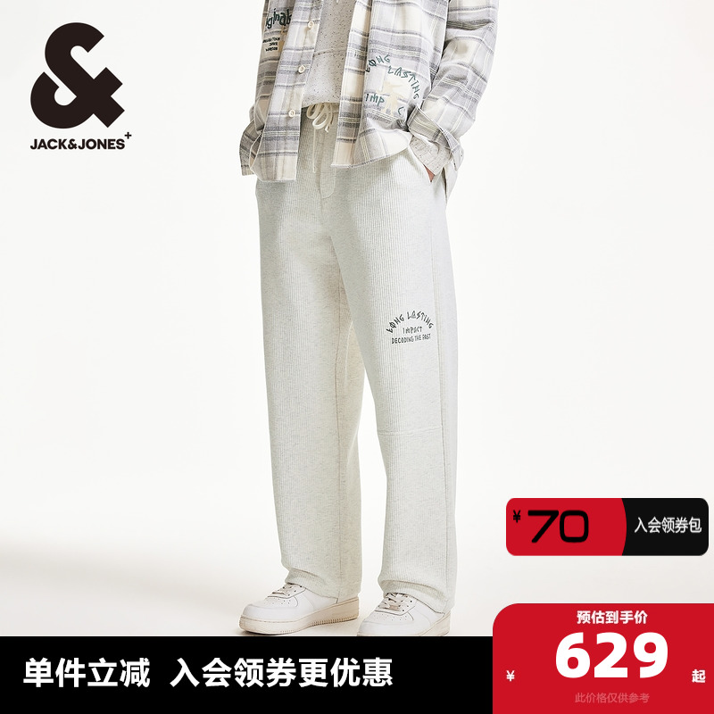 可调节抽绳裤脚，贴袋后兜，字母贴布装饰