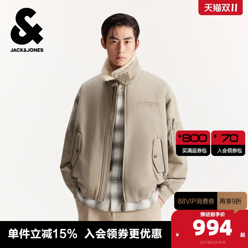 宽松版型，仿羊羔绒拼接领口及内里