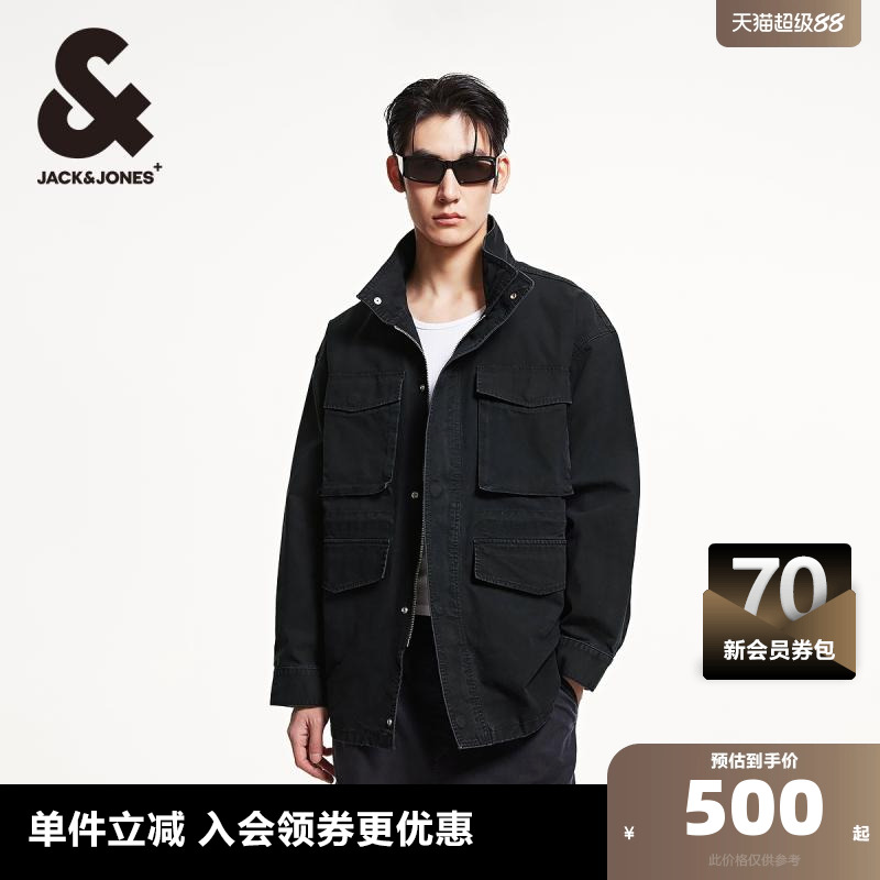 宽松版型工装风口袋设计，背后底摆字母贴布