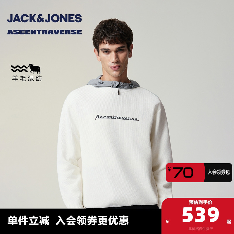 宽松版型，罗纹圆领领口，胸前字母刺绣