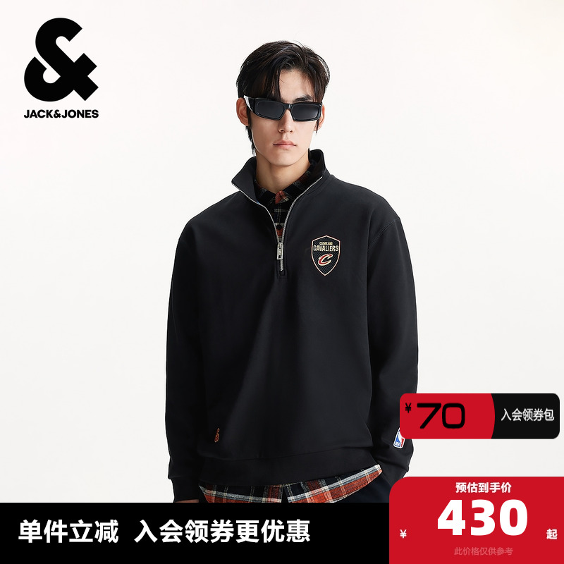 宽松版型，立领领口，胸前骑士队刺绣贴布