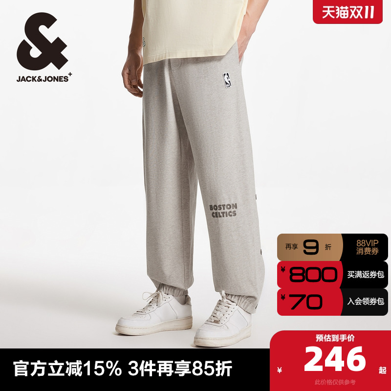 宽松版型 松紧抽绳腰头，双侧插袋，刺绣