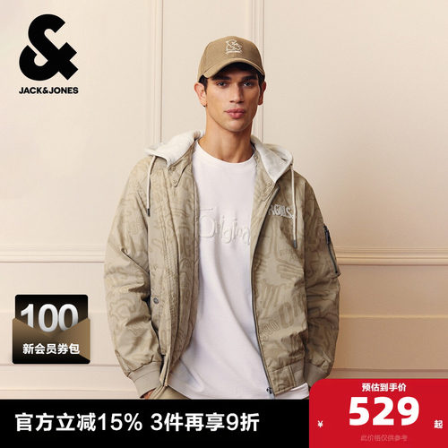 略宽松版型；抽绳连帽；胸前刺绣logo