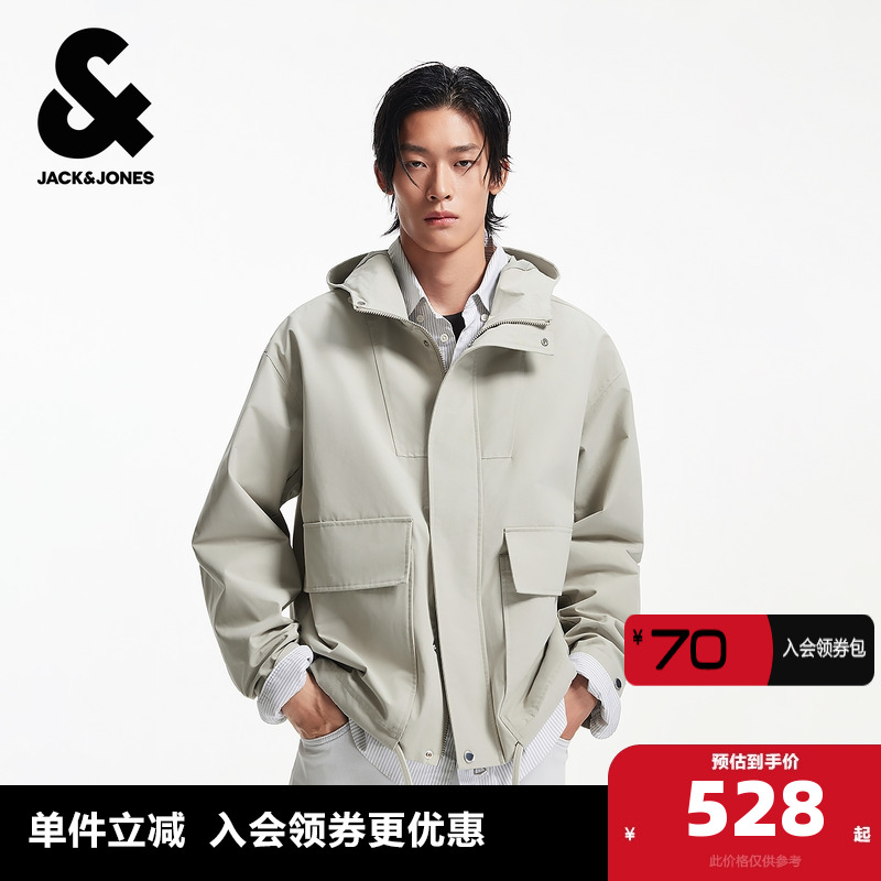 略宽松版型；抽绳连帽；暗扣拉链双门襟