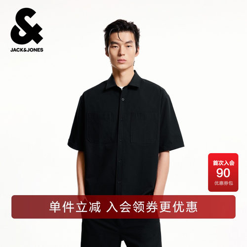 宽松版型翻领领口，纽扣门襟，胸前双侧贴袋