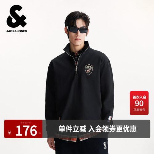 宽松版型，立领领口，胸前骑士队刺绣贴布
