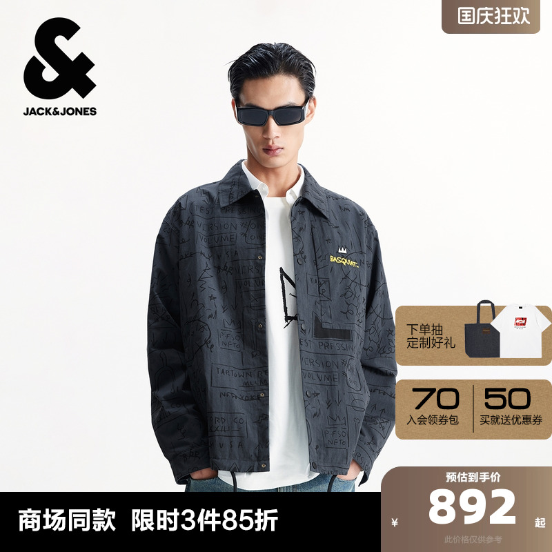 宽松版型，翻领领型，满印图案，按扣门襟