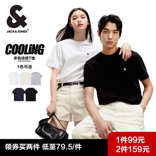 常规版型，罗纹圆领，胸前LOGO刺绣装饰