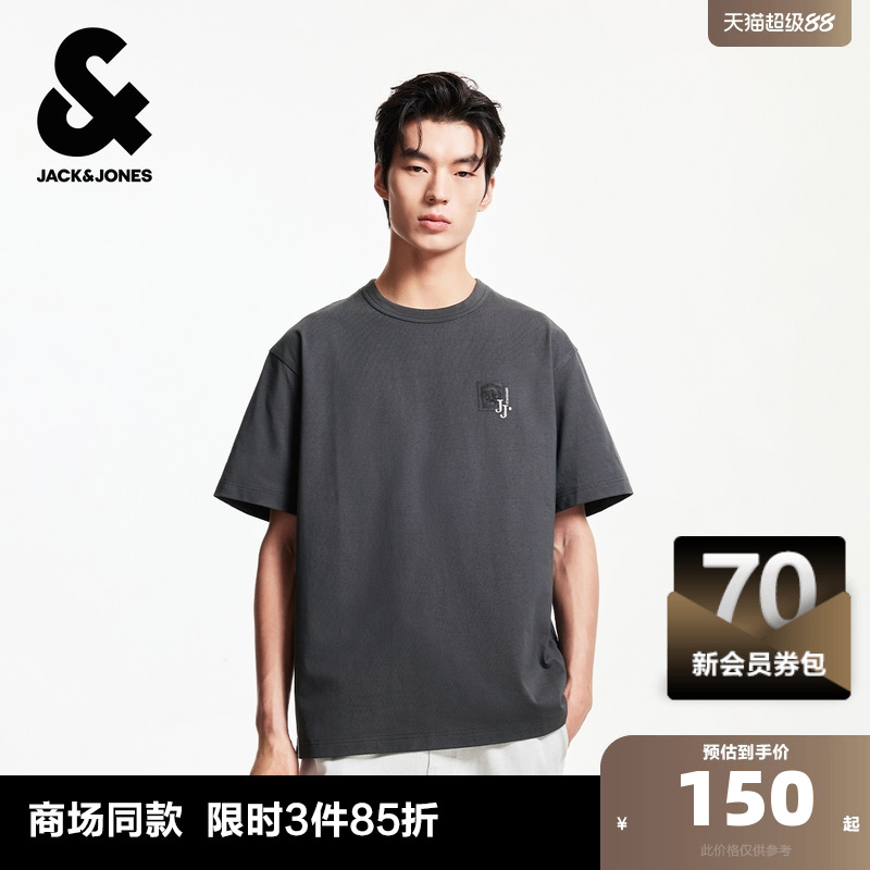 宽松版型，罗纹圆领领口，胸前字母刺绣