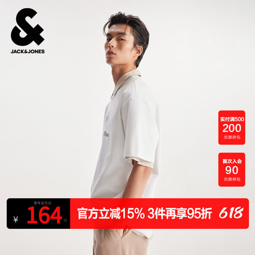 略宽松版型；罗纹圆领，极简字母LOGO刺绣；