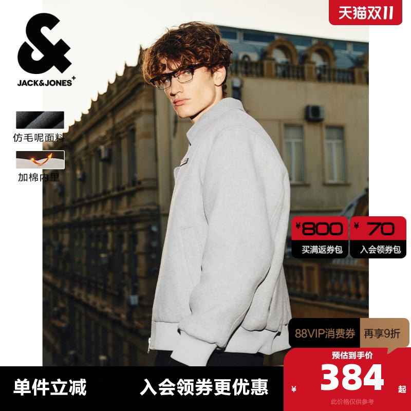 翻领领型，拉链门襟，胸前皮质贴布logo装饰