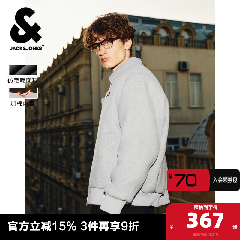 翻领领型，拉链门襟，胸前皮质贴布logo装饰