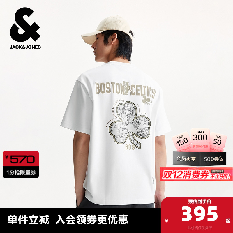 宽松版型，罗纹圆领领口，胸前字母植绒贴布