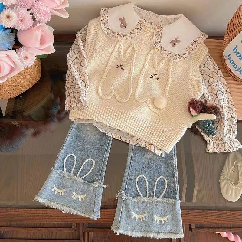 女童春季2026新款宝宝卡通兔子毛线背心翻领衬衣牛仔喇叭裤三件套