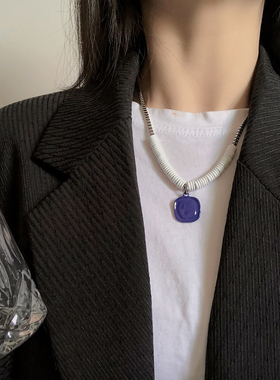 克莱因蓝方牌吊坠白色串珠钛钢项链女ins嘻哈风简约百搭毛衣链