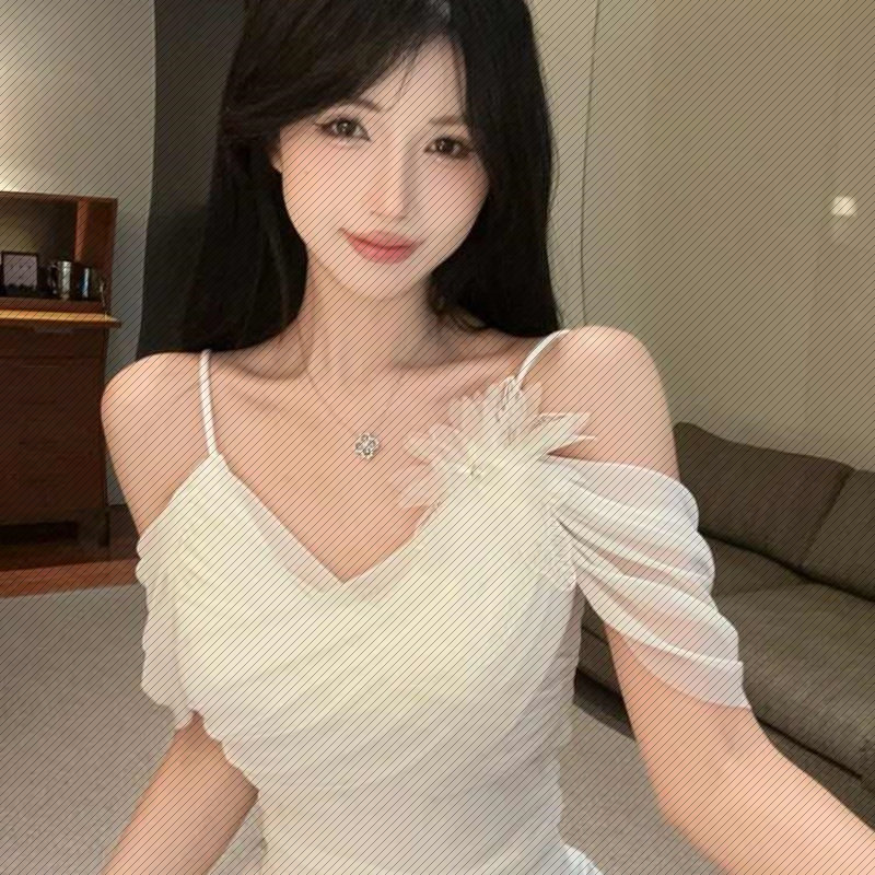 网红同款甜美露肩吊带裙